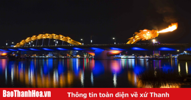 Du khách ngắm cầu Rồng phun lửa/nước từ Cầu tình yêu hoặc gần đó